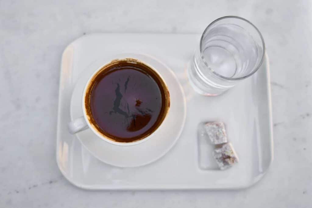 O que tomar primeiro, o café ou a água com gás