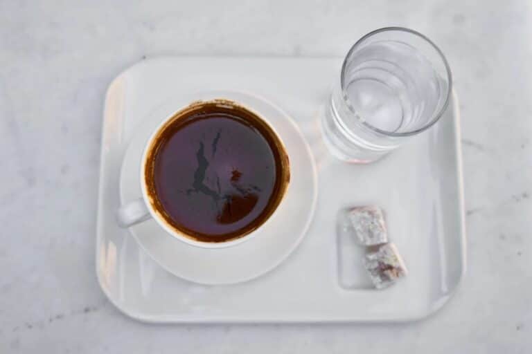 O que tomar primeiro, o café ou a água com gás