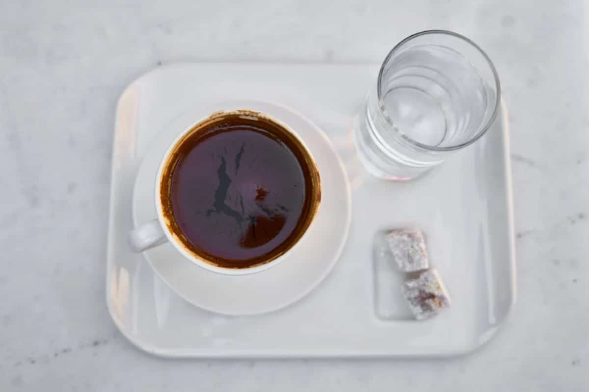 O que tomar primeiro, o café ou a água com gás