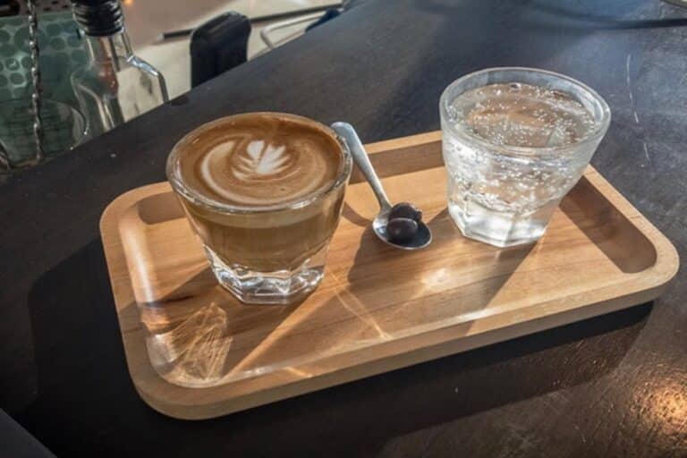 água com gás e café