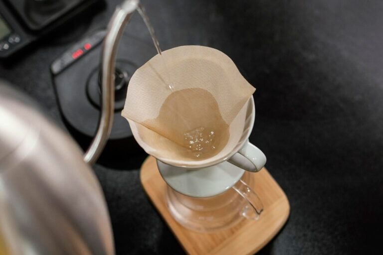 Por que Escaldar o Filtro de Café