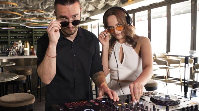 cafeteria com DJ