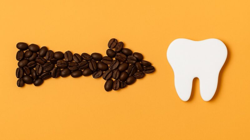 será que café mancha os dentes