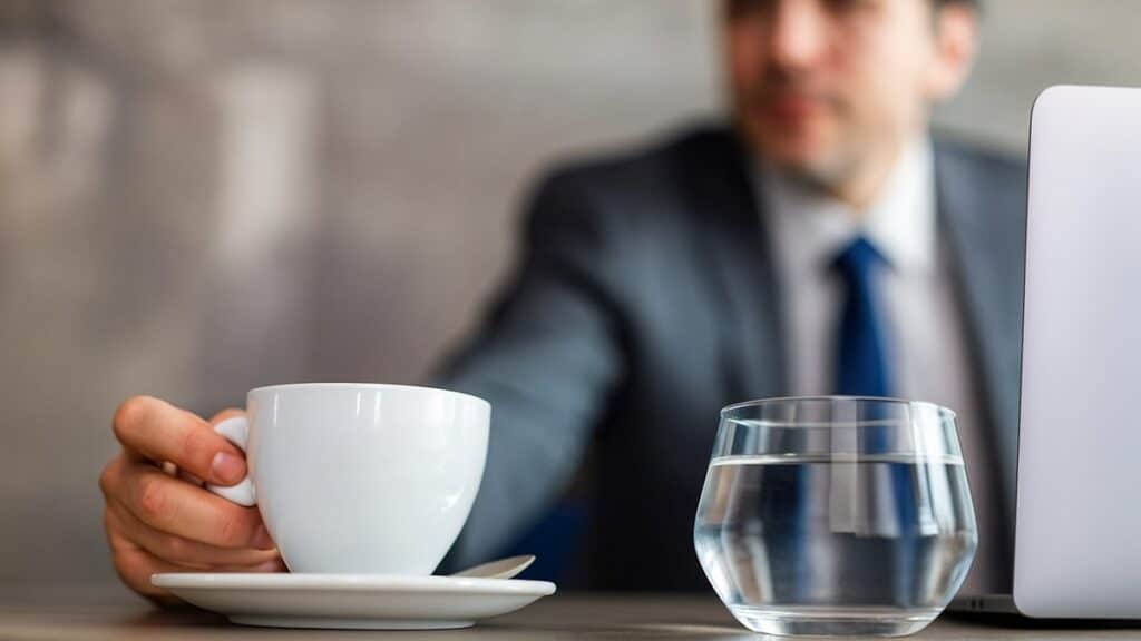 1 copo de água antes do café