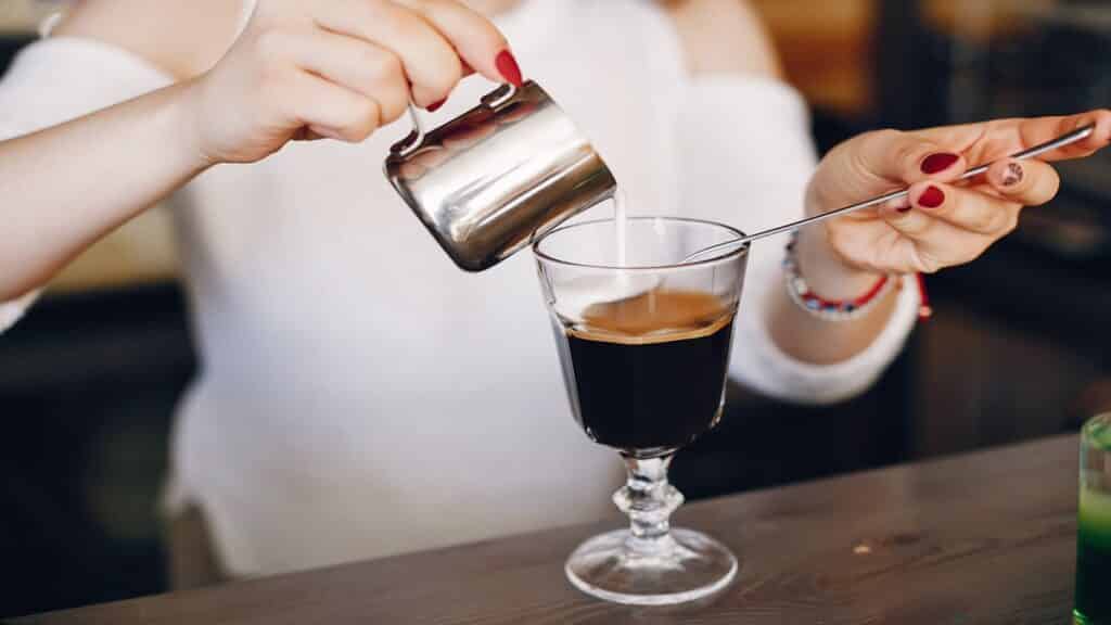 Cafe-em-taca-de-vinho