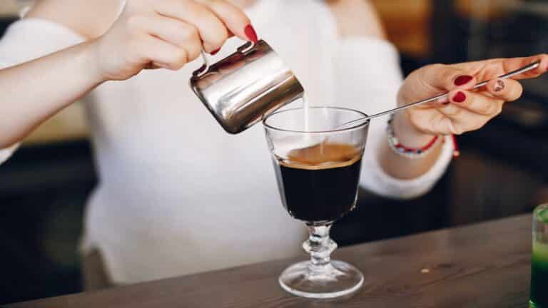 Cafe-em-taca-de-vinho