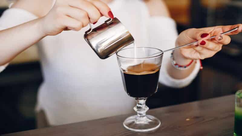 Cafe-em-taca-de-vinho