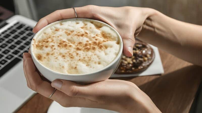 Como preparar o cappuccino de sachê
