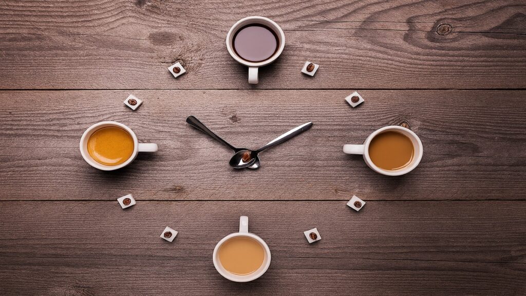 Qual é o horário ideal para tomar café