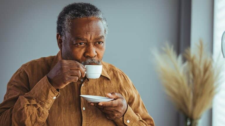 tomar 4 cafés por dia após os 60