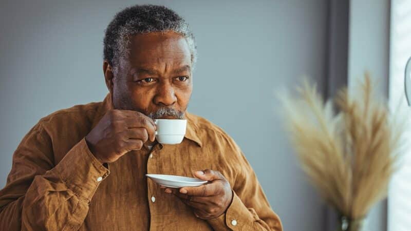 tomar 4 cafés por dia após os 60