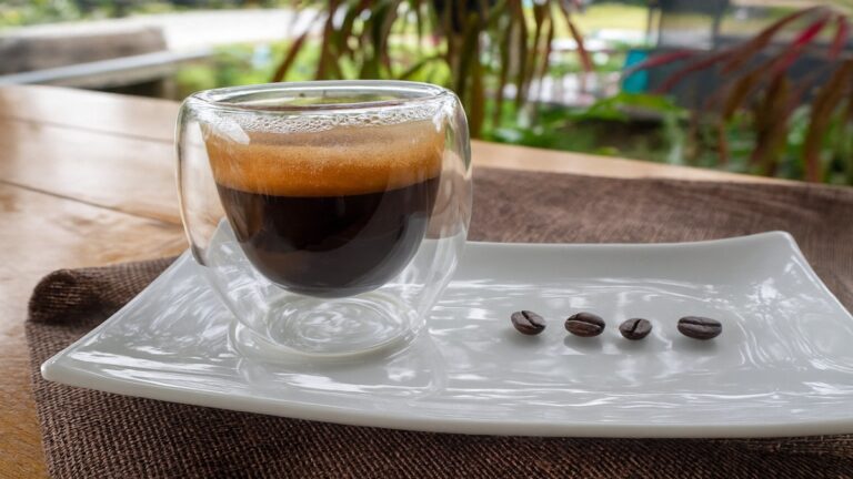 Quais os efeitos colaterais do café descafeinado