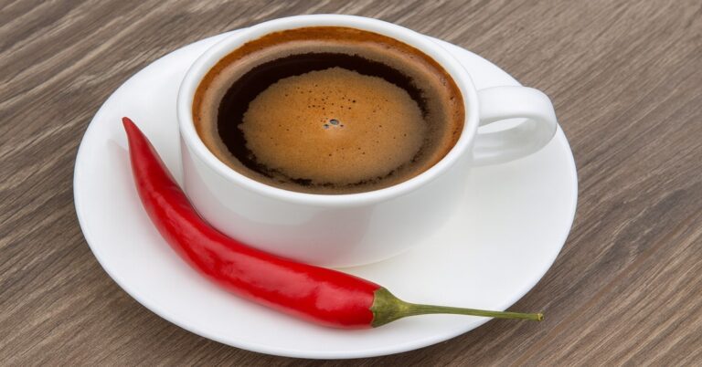 Pode tomar café com pimenta-do-reino