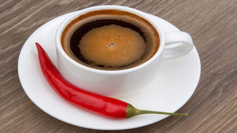 Pode tomar café com pimenta-do-reino