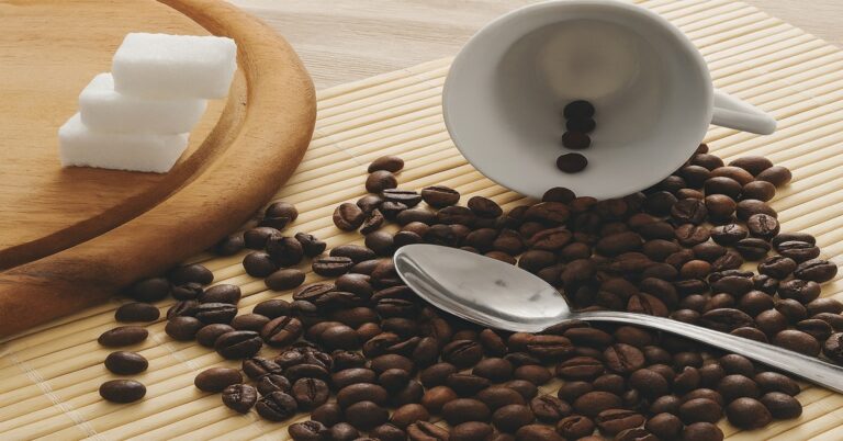 Café puro ou adoçado qual realça melhor o sabor