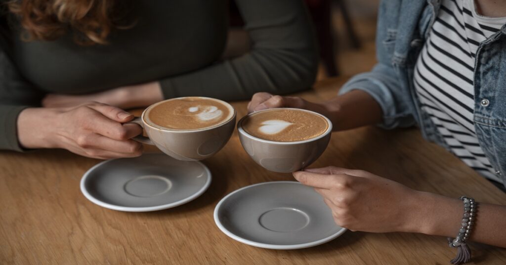 Café suspenso a tradição italiana de pagar um a mais