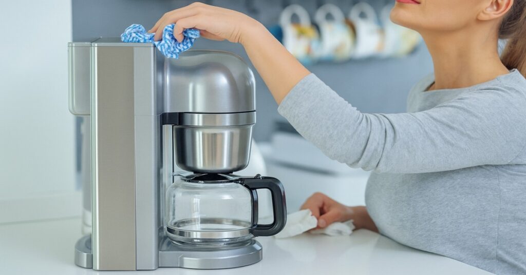 Limpeza completa de cafeteira de cápsula