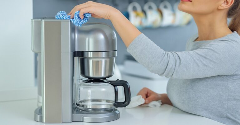 Limpeza completa de cafeteira de cápsula