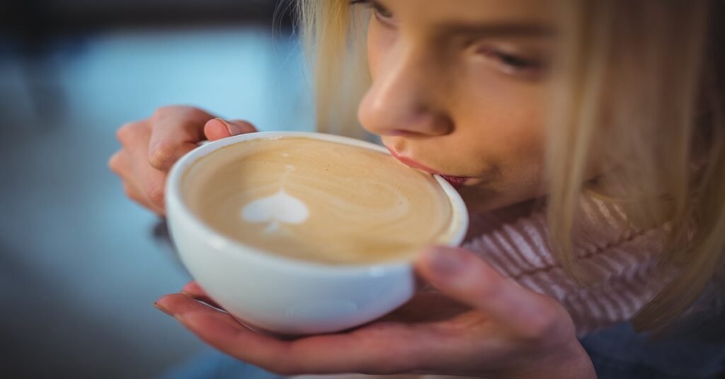Cafe-com-Leite-em-Excesso-Tem-Algum-Significado-Psicologico