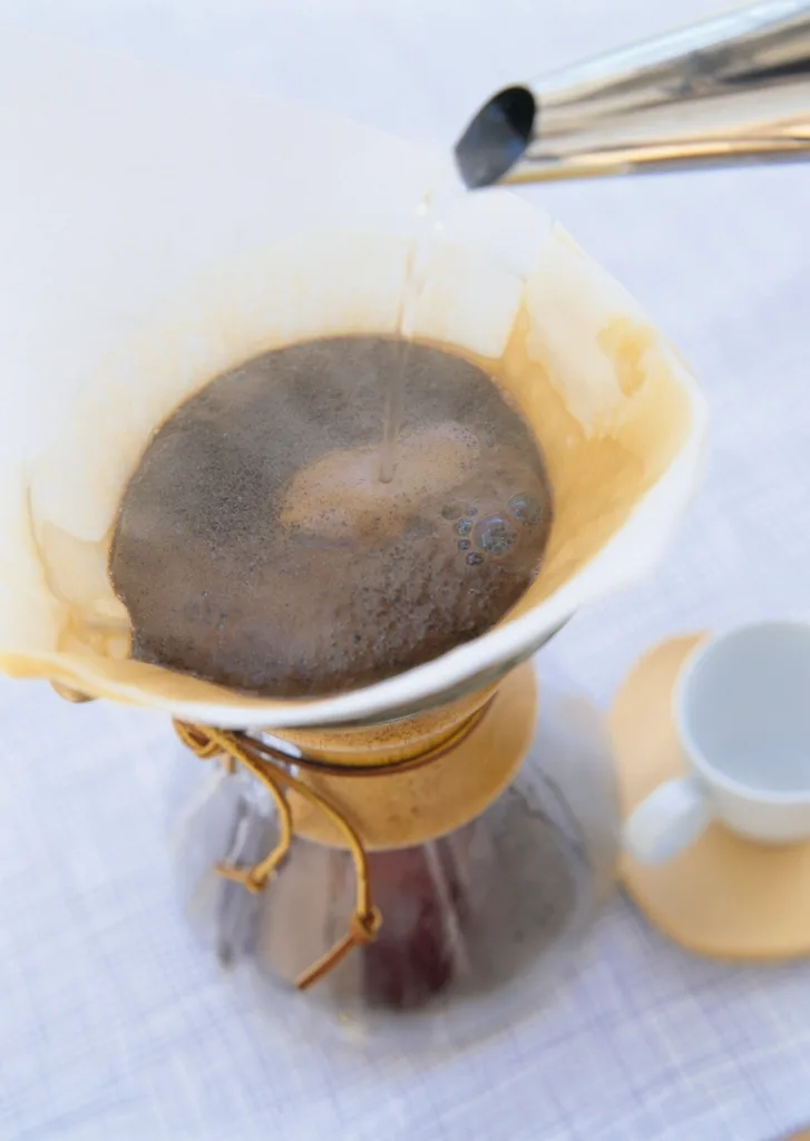 Café borbulhando no filtro de papel durante a pré-infusão