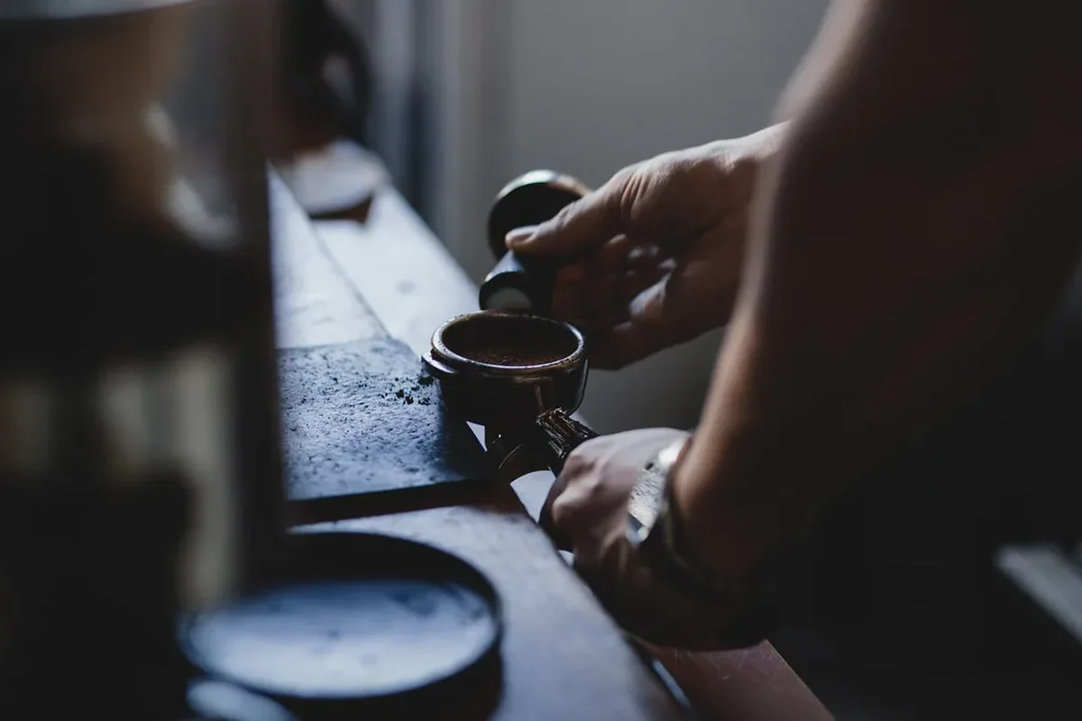 Borra de café compactada no porta-filtro após o preparo