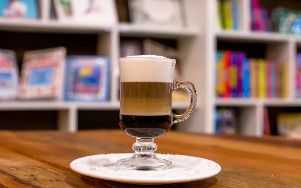 Bebida de café em camadas