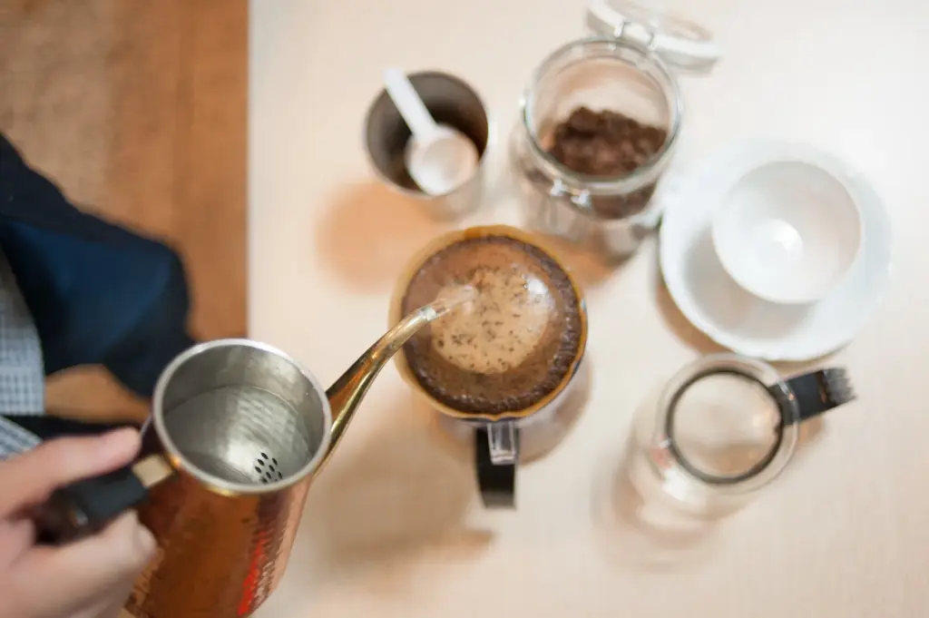 Preparo de café coado no filtro, o método favorito dos noruegueses