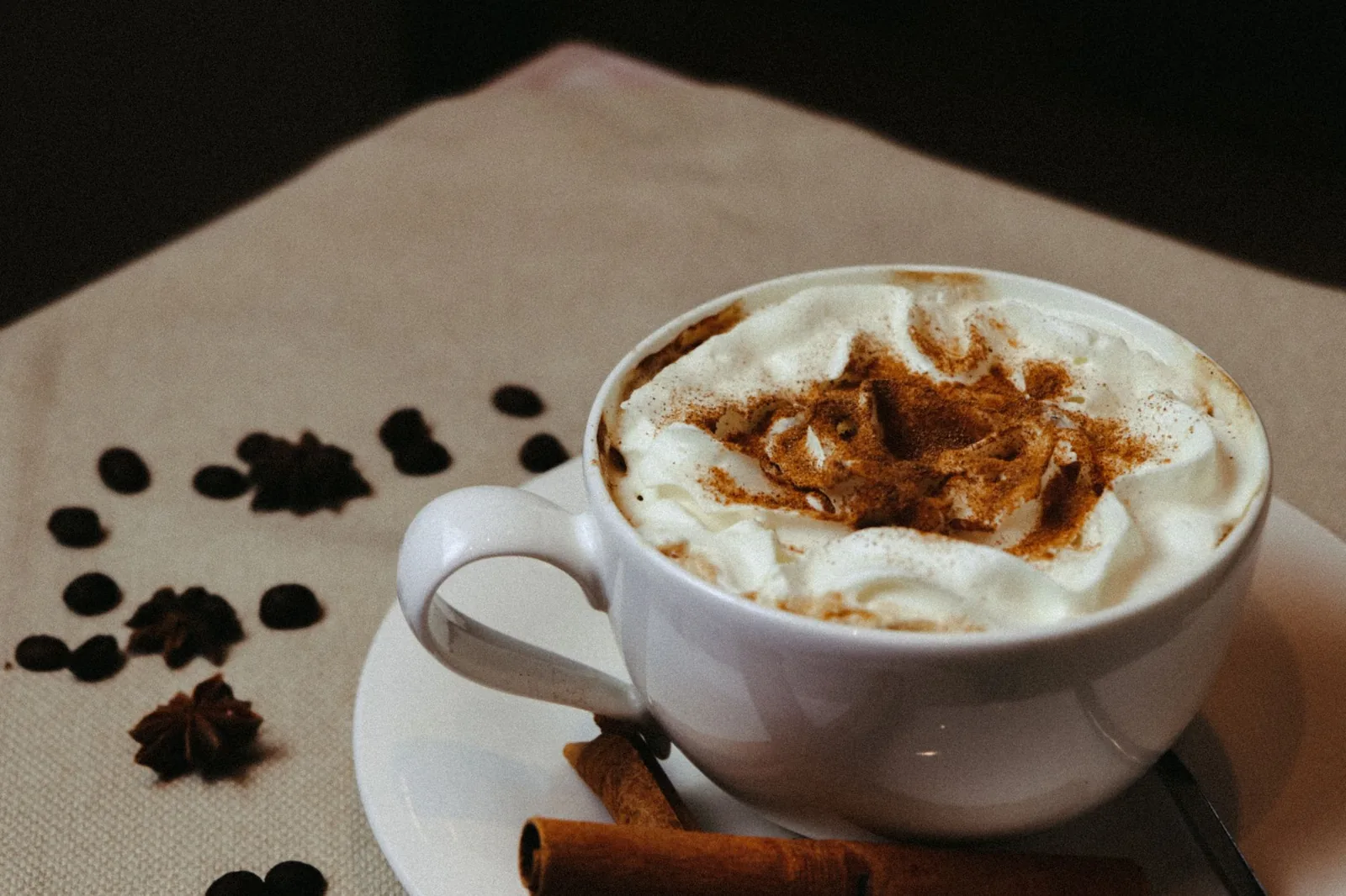 Café com canela: o que muda no sabor e como usar