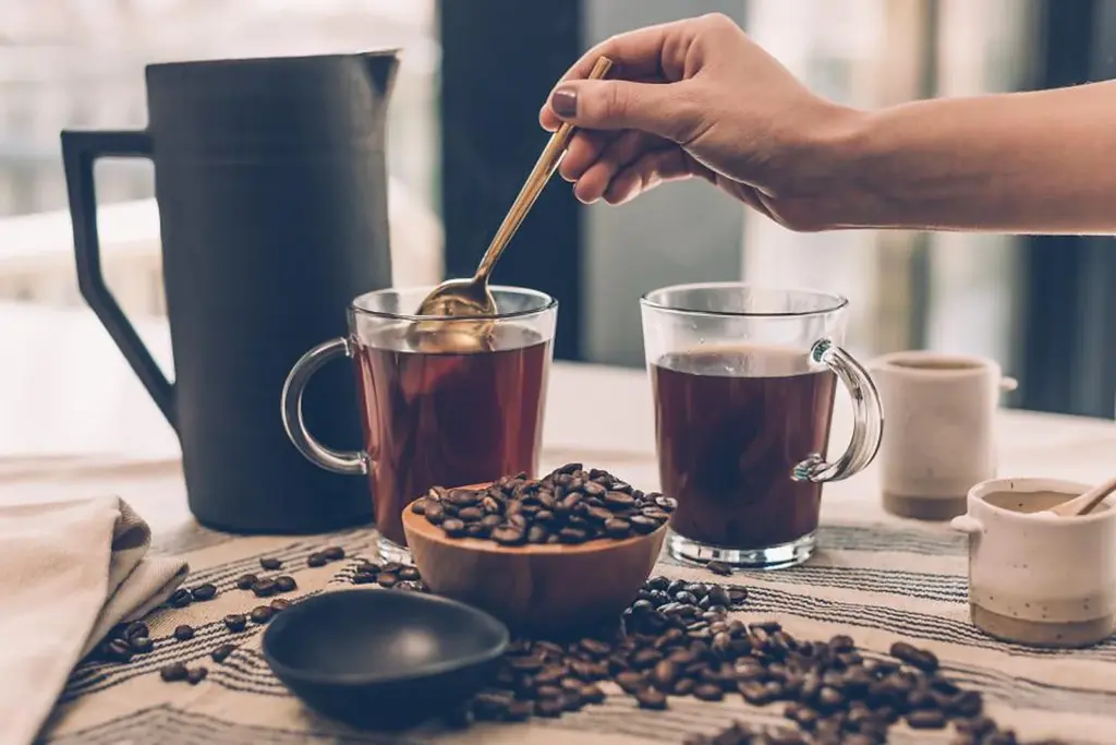 Duas xícaras de café servidas lado a lado sobre a mesa