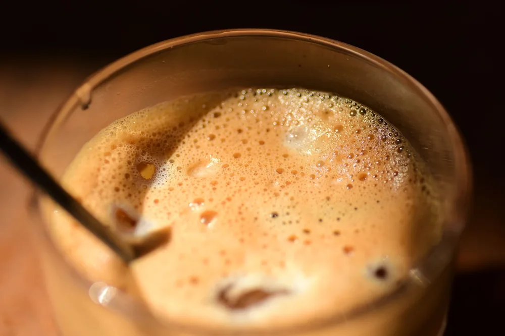 Café gelado com camada de espuma num copo