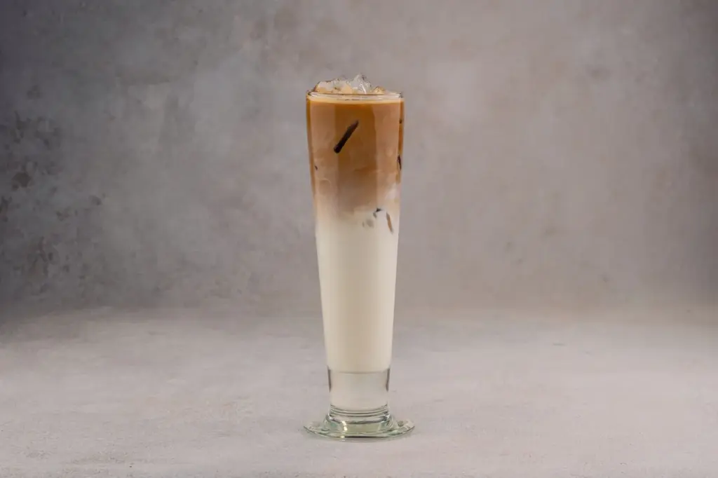 Copo de café freddo gelado com espuma