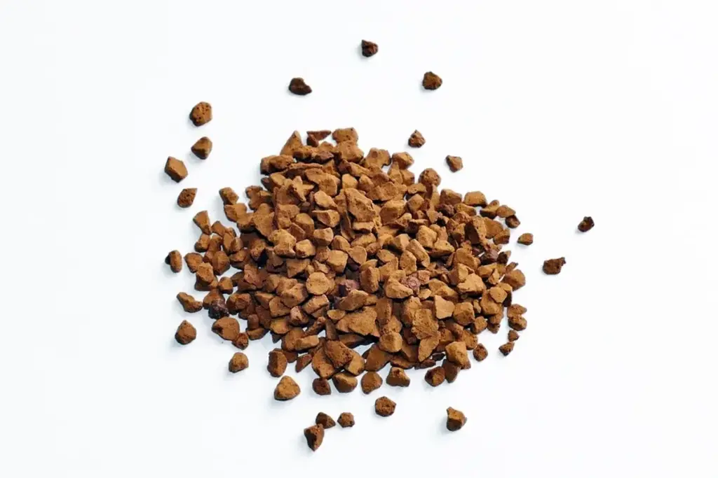 Grânulos de café solúvel liofilizado sobre fundo branco