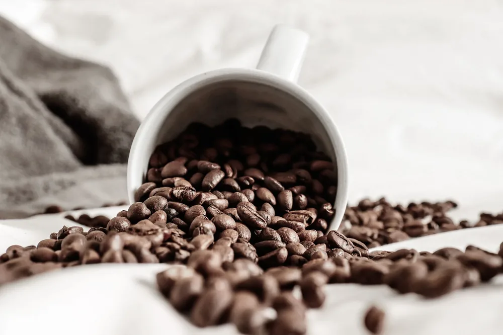 Grãos de café espalhados