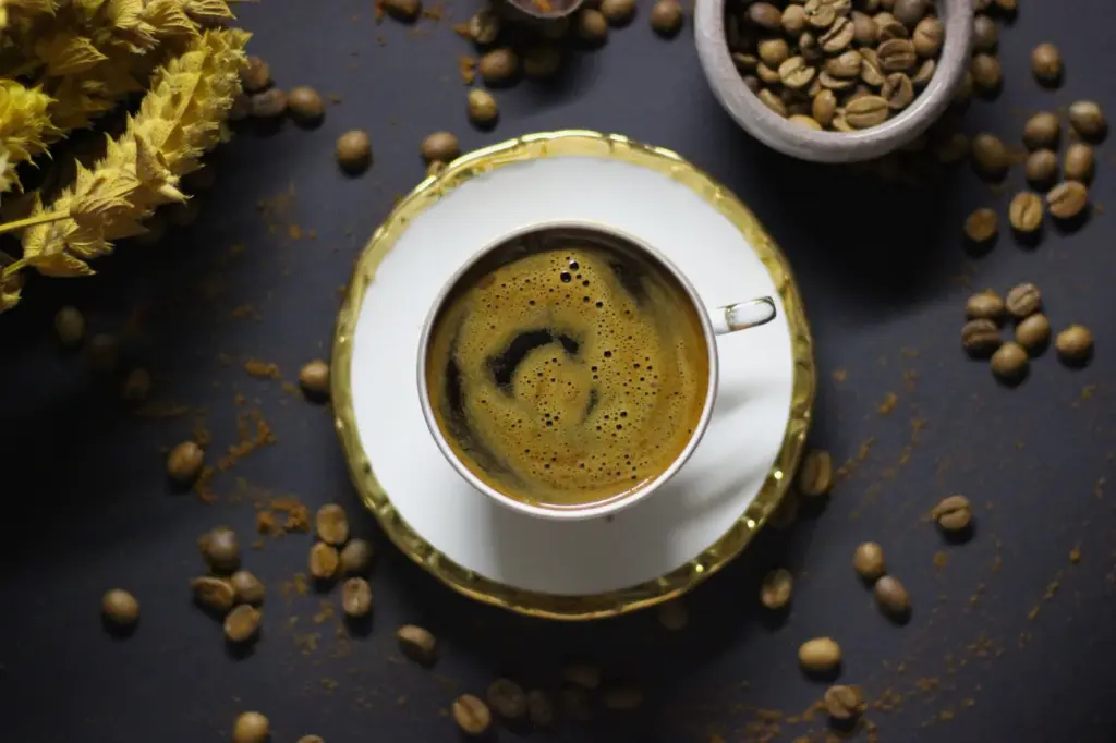 Xícara de café preto sobre a mesa