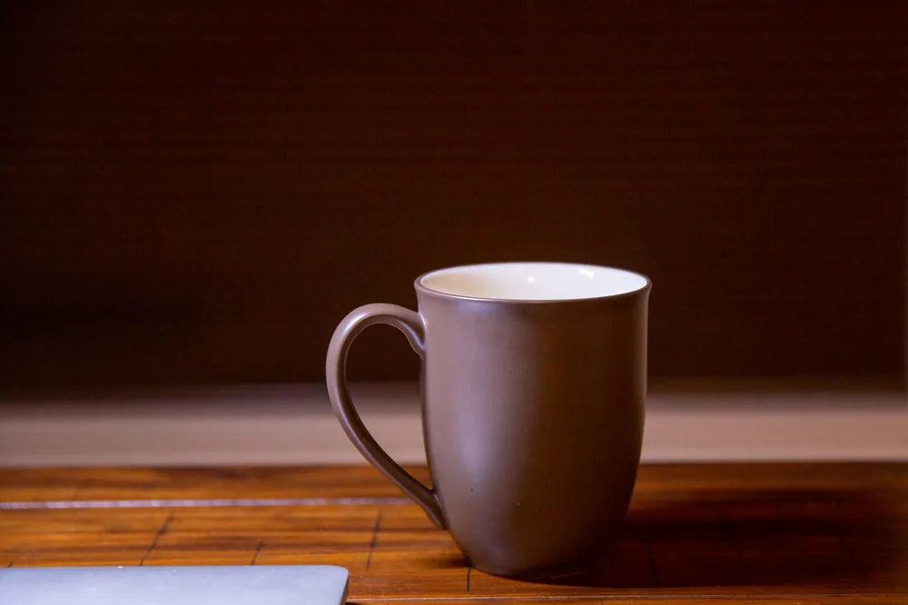 Xícara de café numa mesa de madeira