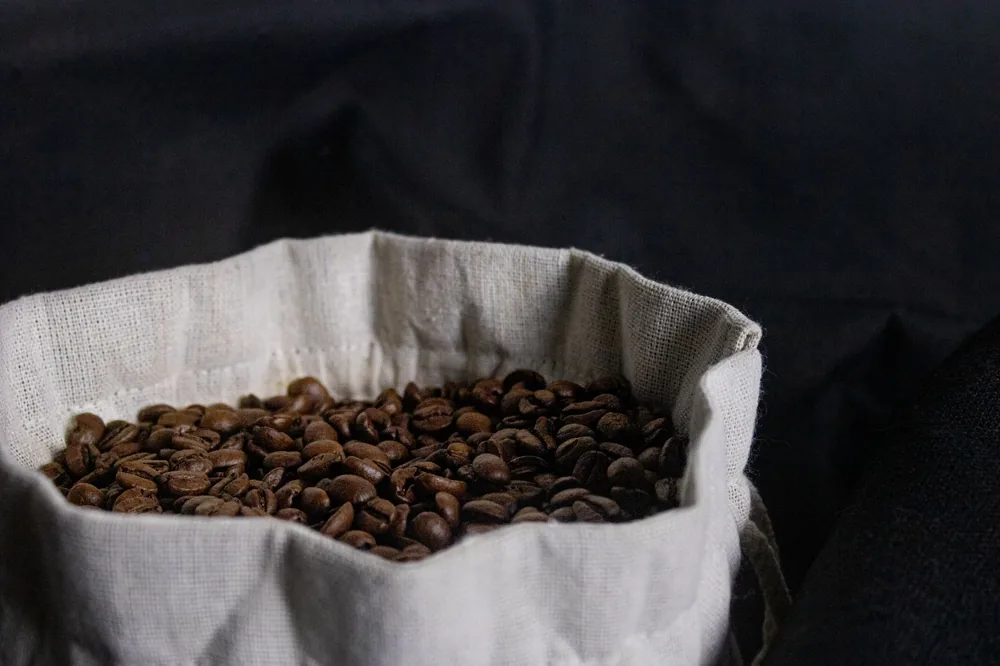 Grãos de café torrados num pacote