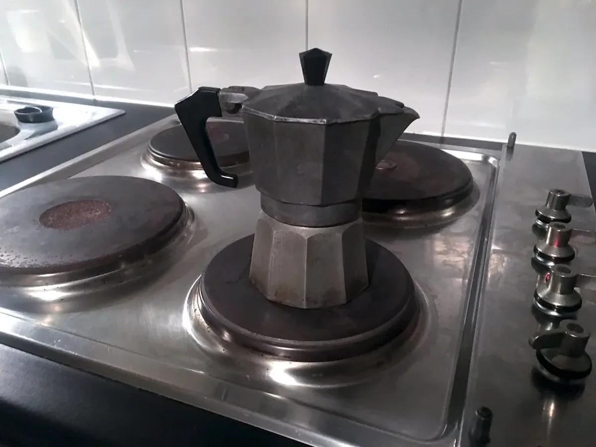 Cafeteira italiana tipo moka sobre a boca do fogão