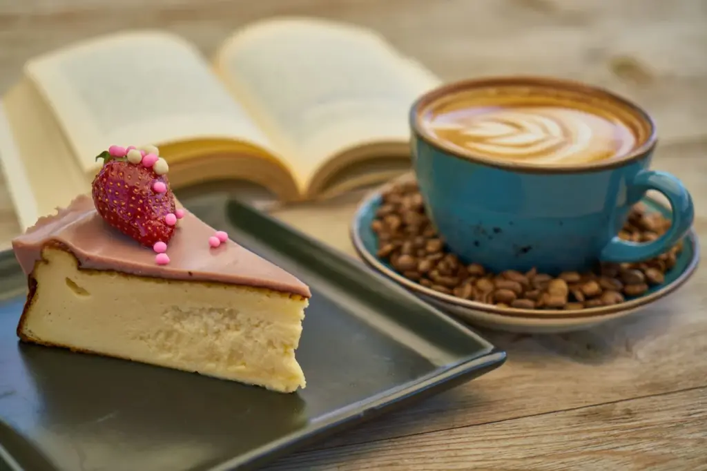 Fatia de cheesecake de café num prato