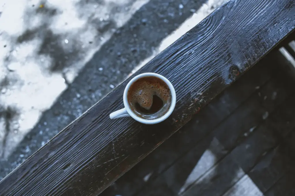 Xícara de café preto sobre a mesa