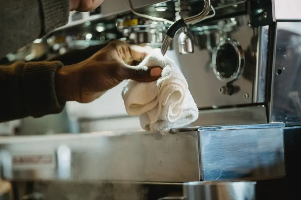 Cafeteira sendo limpa na cozinha