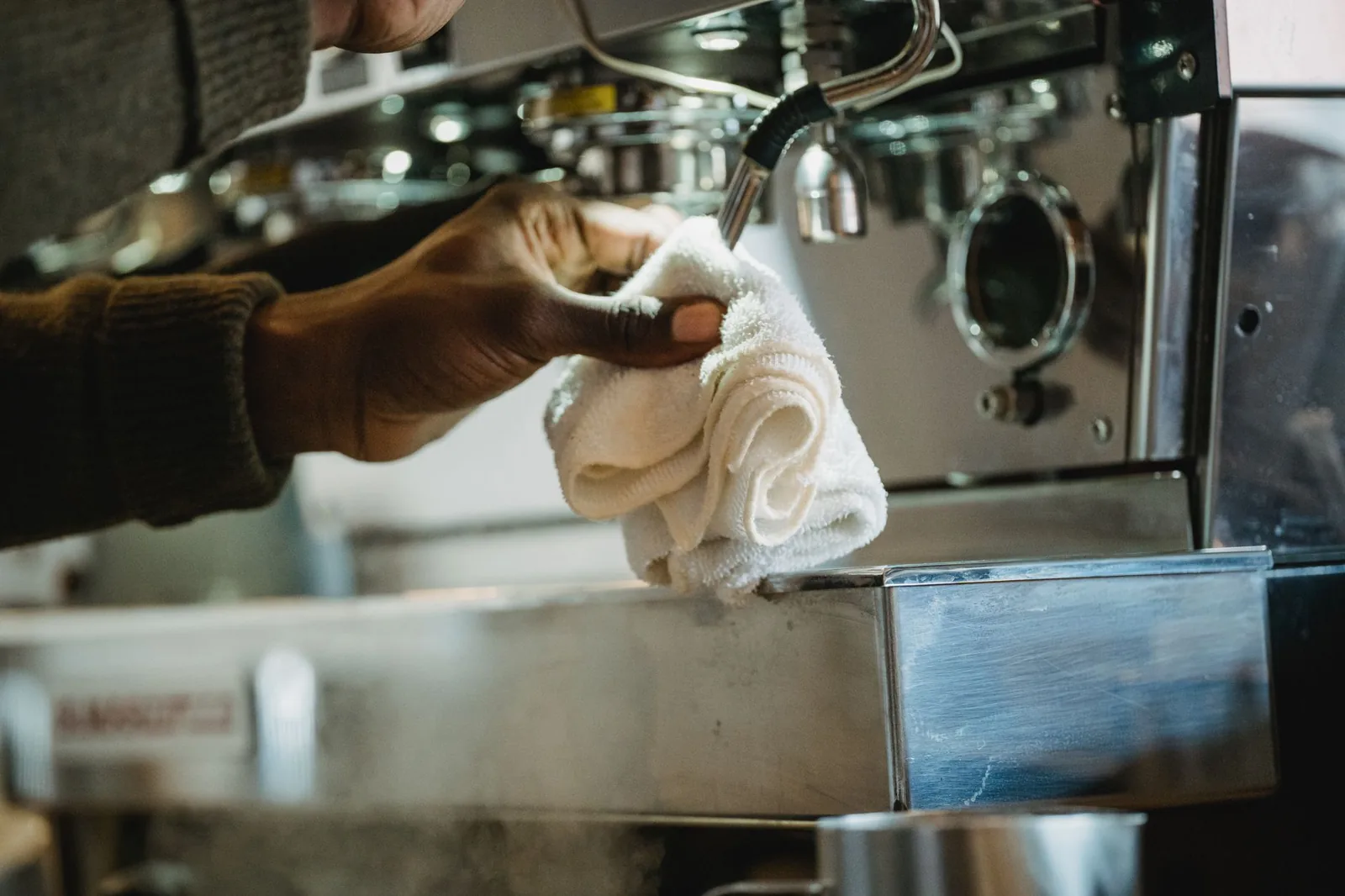 Como limpar a cafeteira: italiana, elétrica e prensa