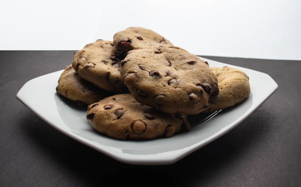 Cookies com gotas de chocolate num prato