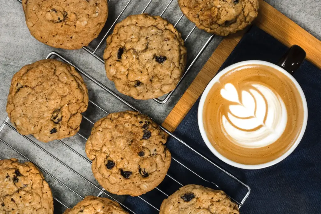 Cookies de café ao lado de uma xícara