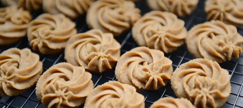 Cookies recém-assados esfriando na grade