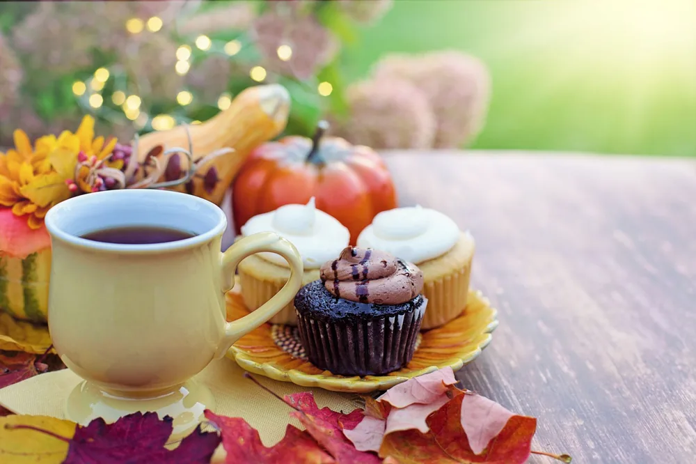 Cupcake ao lado de um café