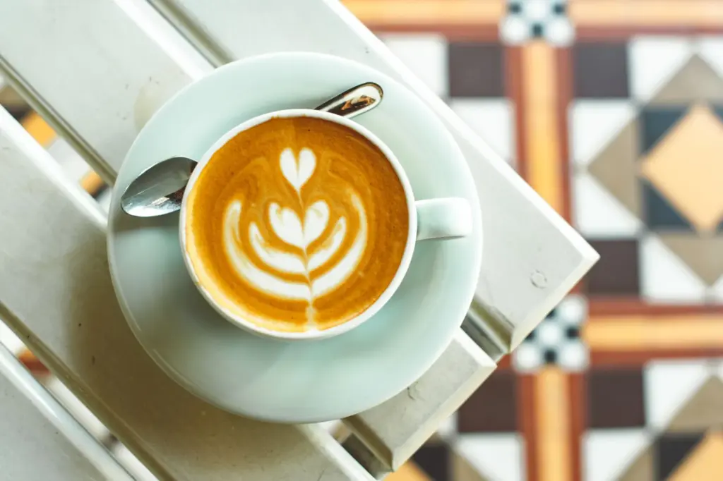 Flat white: o que é e como difere do latte