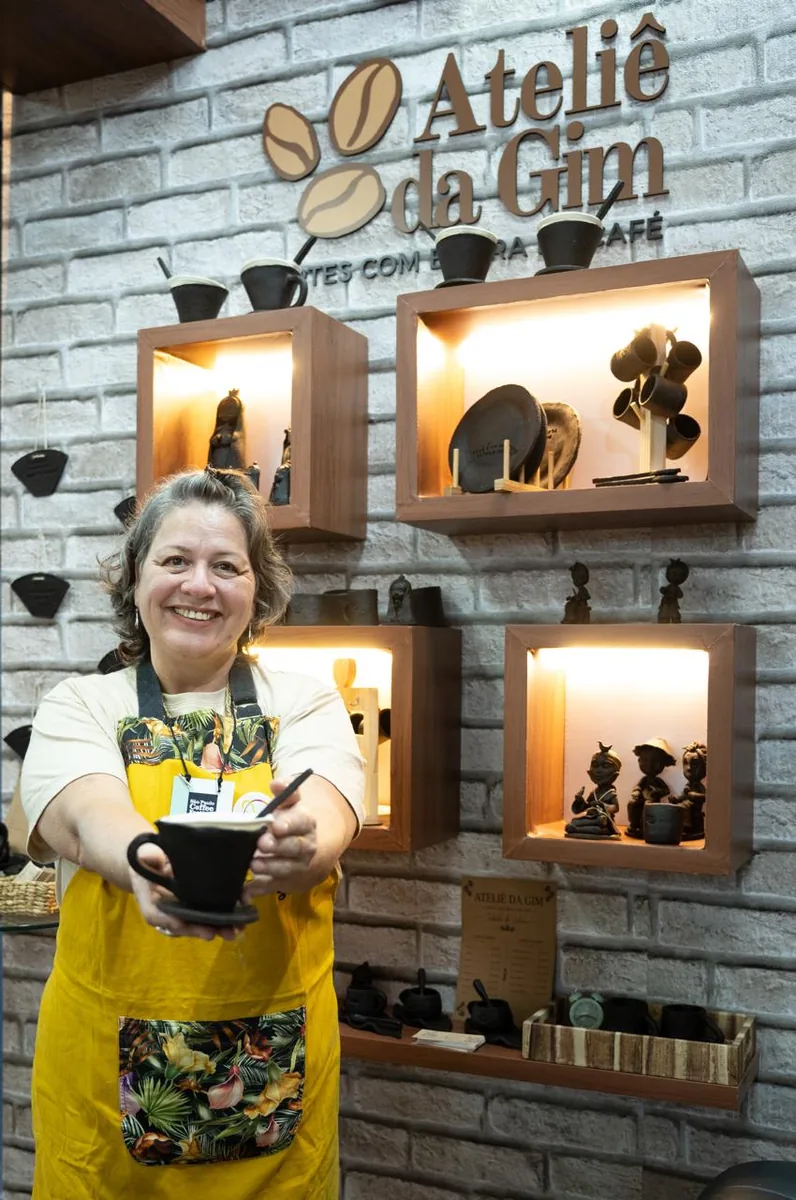 Giorgia Martines, artesã do Ateliê da Gim, no seu estande
