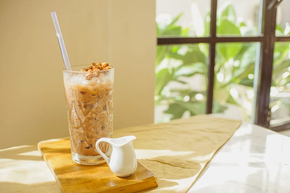 Café gelado num copo alto