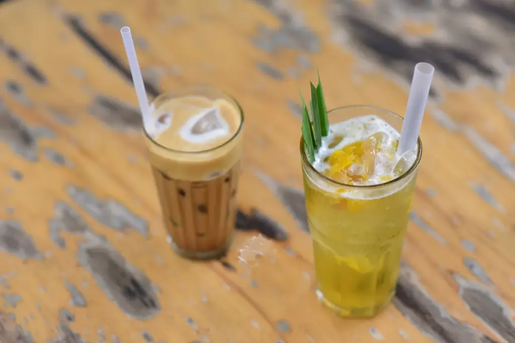 Copo de café gelado com limão