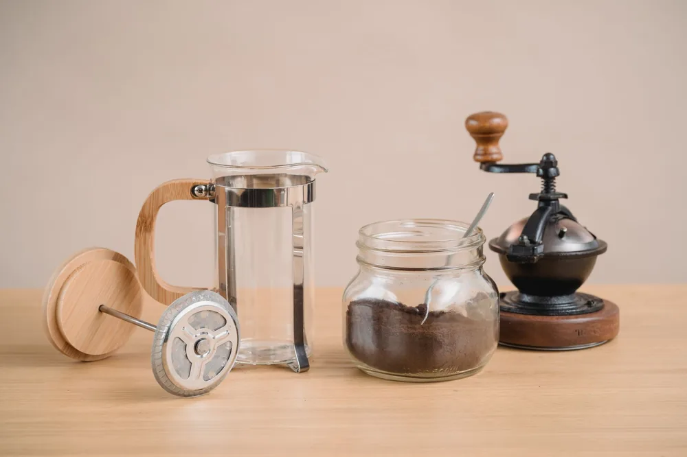 Prensa francesa preparando café